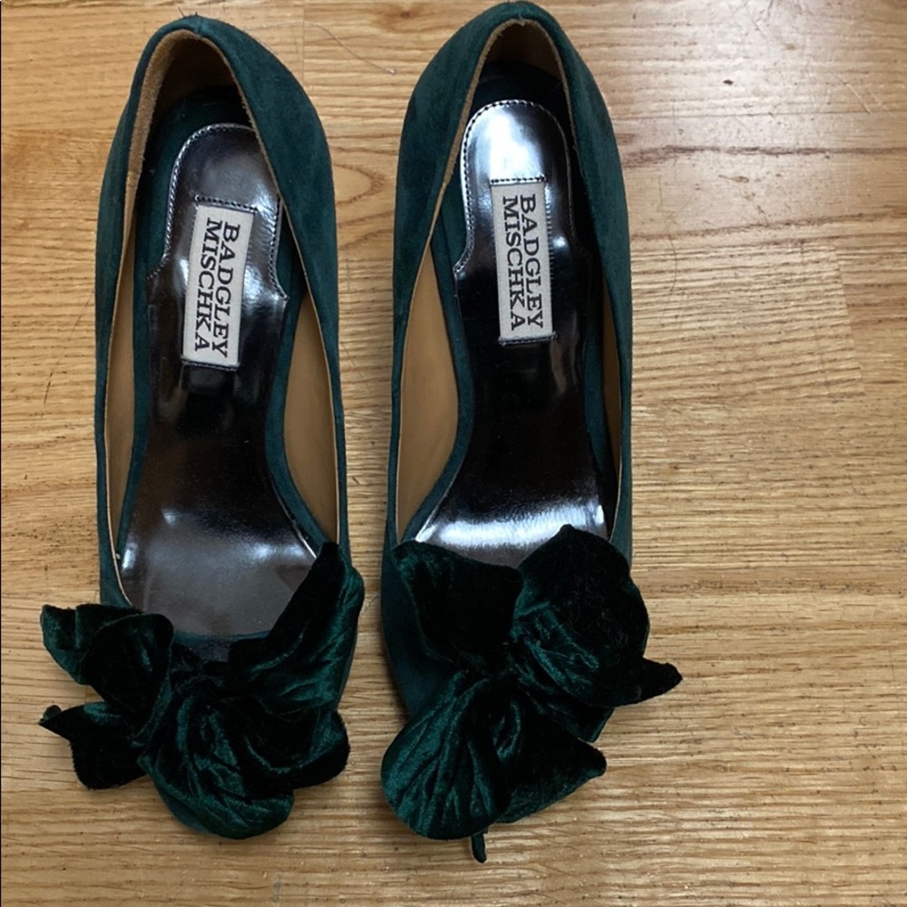 Badglry Mischka Hunter green suede heels